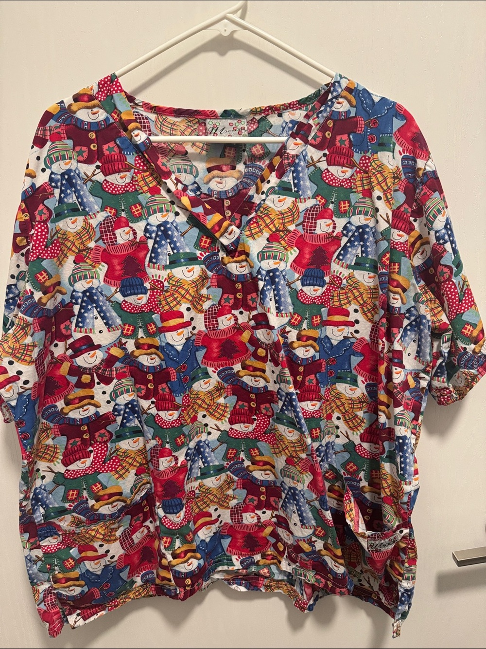 I Love Scrubs Women’s 2X Christmas Snowman Print Scrub Top